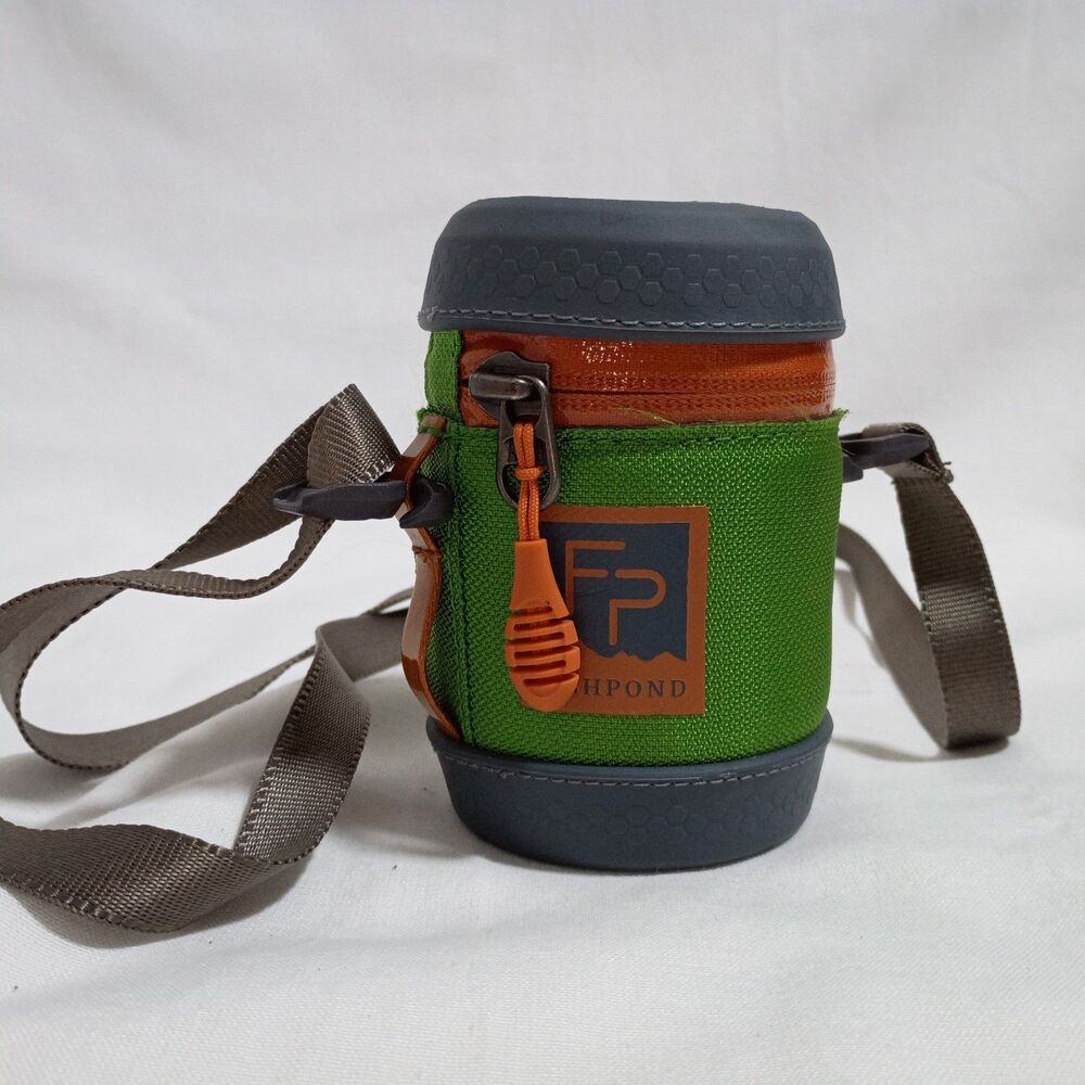 Fishpond River Rat Drink Sleeve Zipper Green